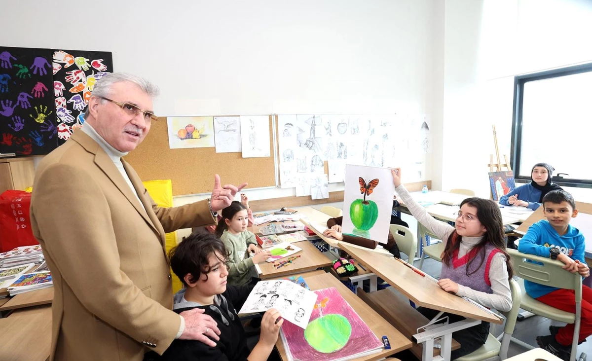 Sakarya Büyükşehir Belediye Başkanı Ekrem Yüce, Sosyal Gelişim Merkezi\'nde miniklerin derslerine konuk oldu