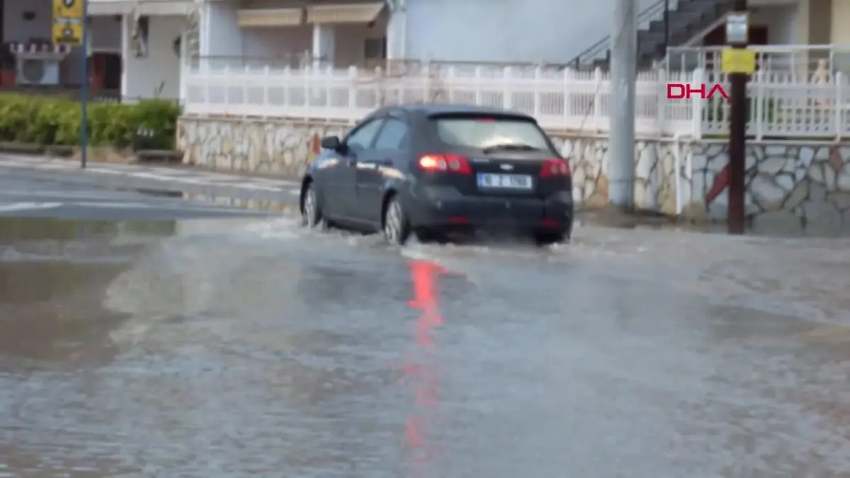 Karınca Deresi\'nin taşıdığı atıklar Ören Plajı\'nı çöplüğe çevirdi