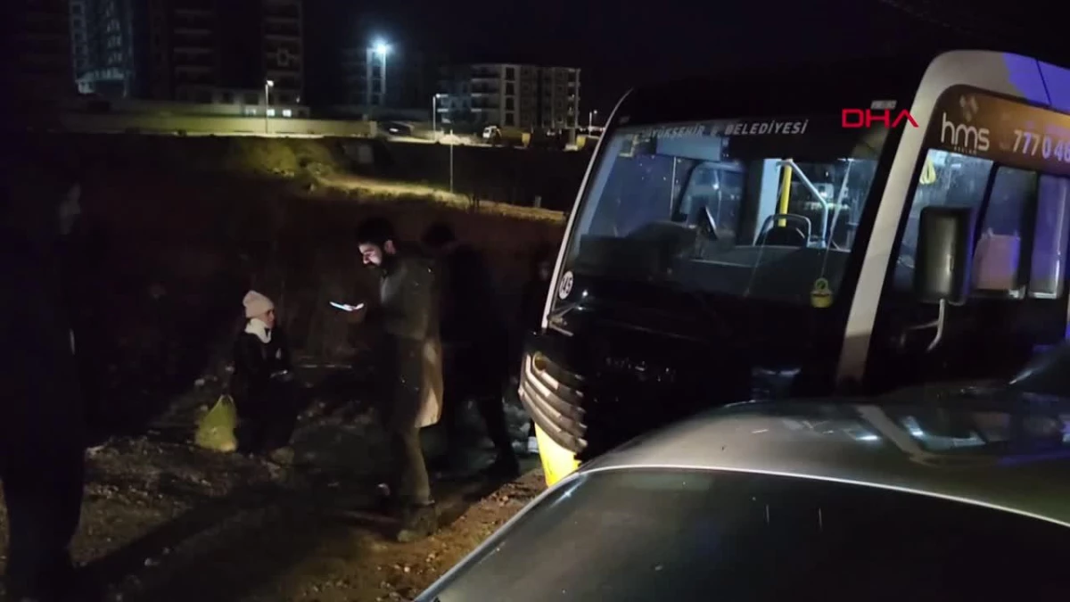 İnegöl\'de kafa kafaya çarpışan otobüs ve otomobilde 7 kişi yaralandı