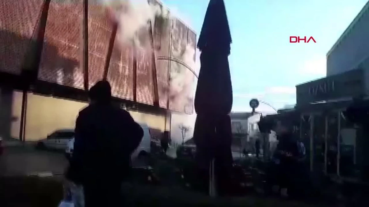 Biga\'daki AVM\'de çıkan yangın restoranlarda maddi hasara yol açtı