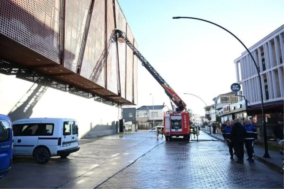 Çanakkale'deki alışveriş merkezinde çıkan yangın söndürüldü