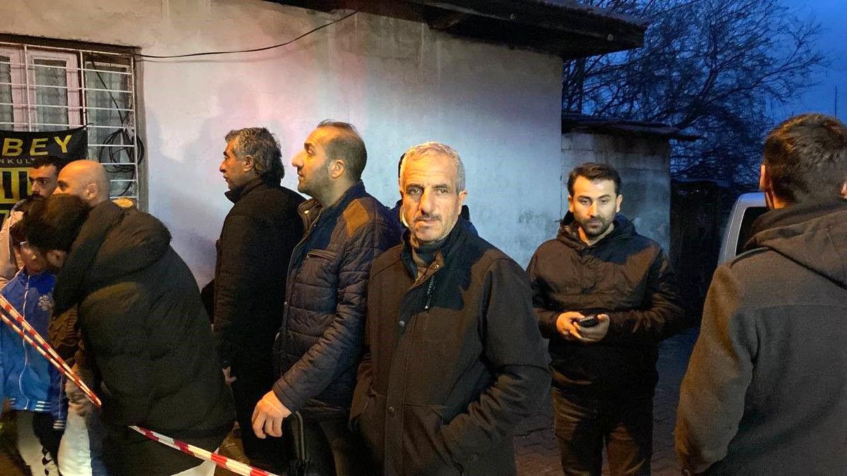 Denizli\'de Üç Katlı Binada Çıkan Yangın Sonucu 95 Yaşındaki Adam ve Yeğeni Son Anda Kurtuldu