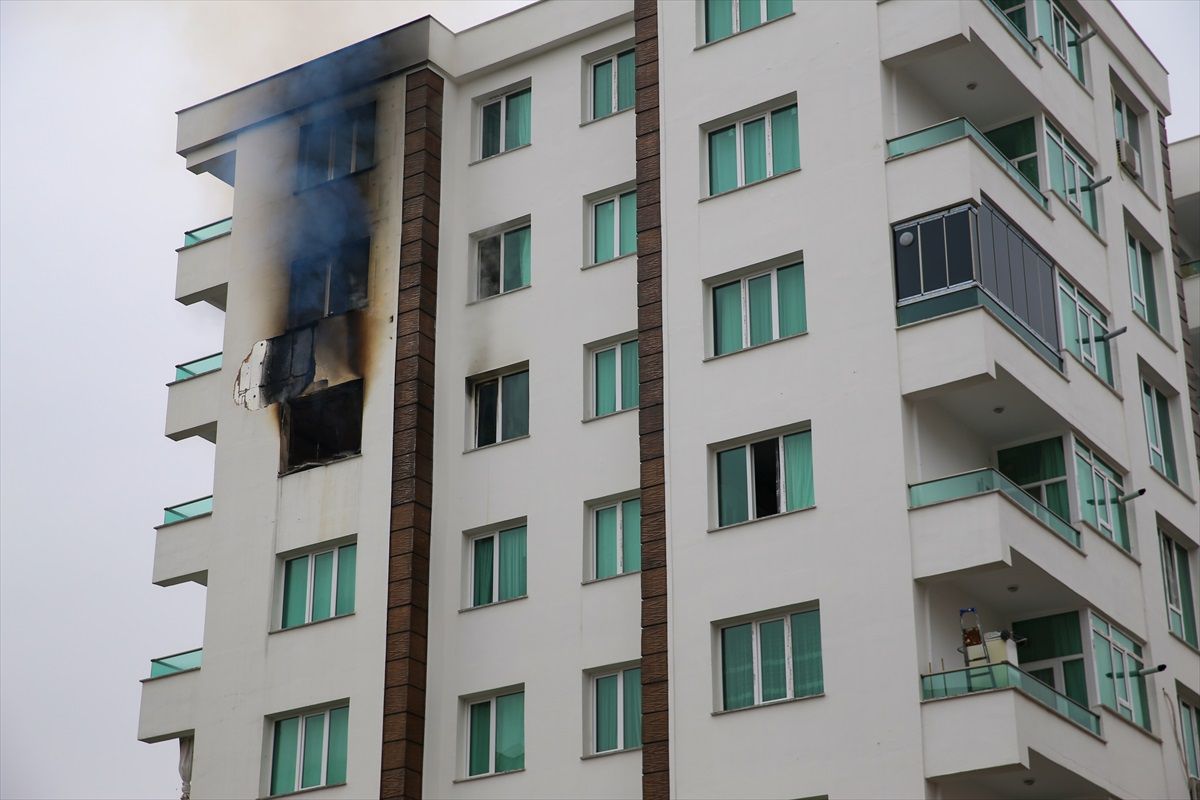 Diyarbakır\'da 8 katlı binada çıkan yangın 3 dairede hasara neden oldu