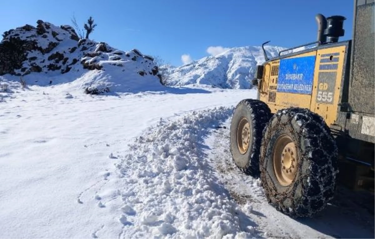 Diyarbakır\'ın Kulp ilçesinde kardan kapanan 5 kırsal mahallenin yolu açıldı
