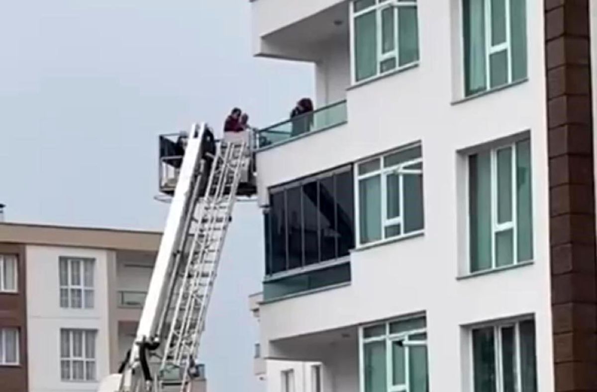 Diyarbakır\'da çıkan yangında mahsur kalan anne ve çocuğu itfaiye ekipleri kurtardı