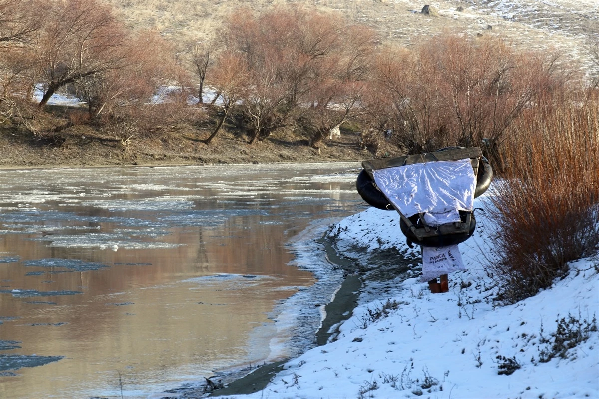 Ağrı\'da 61 yaşındaki adam buzlu nehirde balık avlıyor