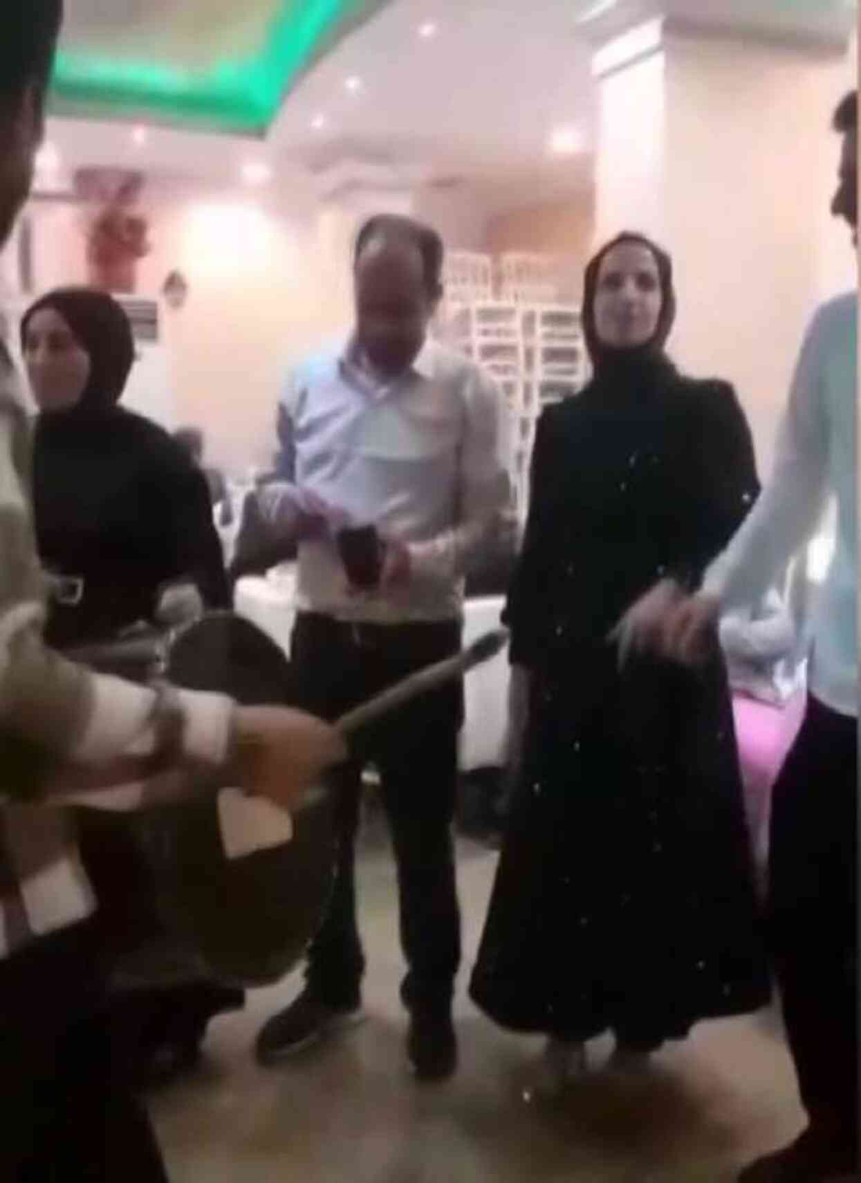 Düğün salonunda silahlı saldırı sonucu öldürülen genç kızın halay çekerken son görüntüleri ortaya çıktı Düğün salonunda silahlı saldırı sonucu öldürülen genç kızın halay çekerken son görüntüleri ortaya çıktı
