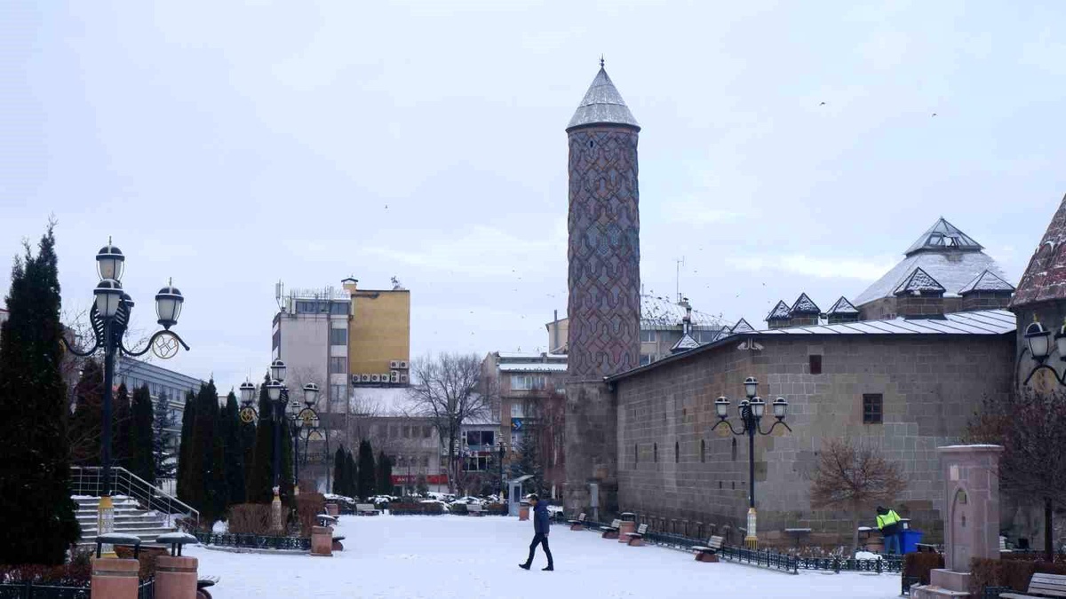 Erzurum\'da Soğuk ve Kar Yağışlı Hava Etkisini Sürdürüyor