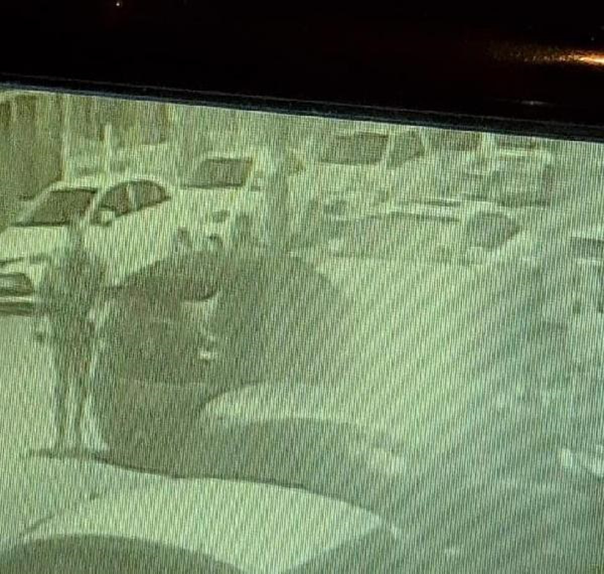 Çankaya\'da otomobilin aynaları ve sileceği kırıldı, şüpheli görüntülendi