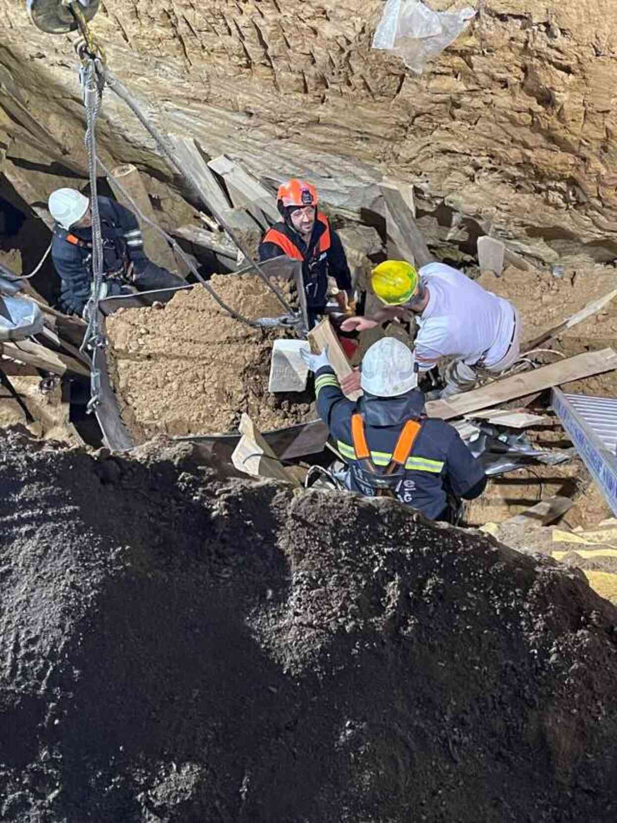 Fabrika inşaatında göçük! Tonlarca toprağın altında kalan 1 işçi can verdi, 1 işçi yaralandı Fabrika inşaatında göçük! Tonlarca toprağın altında kalan 1 işçi can verdi, 1 işçi yaralandı