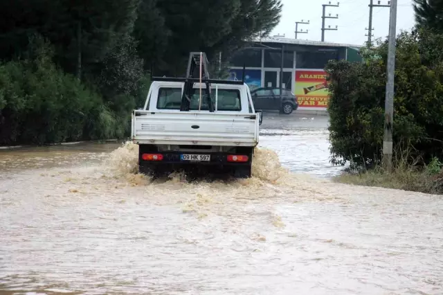 Aydın'da sağanak nedeniyle göle dönen yolda bir sürücü dakikalarca plakasını aradı