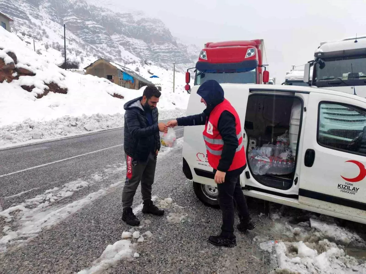 Hakkari\'de Kar ve Tipi Nedeniyle Yolda Mahsur Kalanlara Kızılay\'dan Yardım