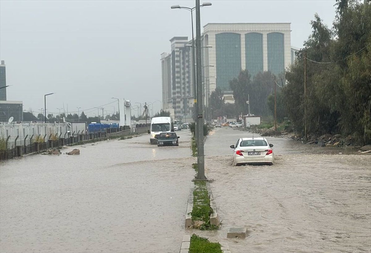 Antakya\'da Sağanak Yağış Sonucu Su Birikintileri Oluştu