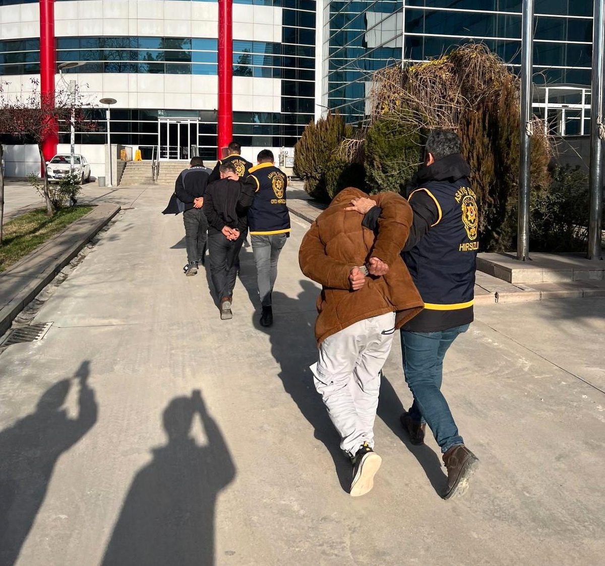 Adıyaman\'da Ev ve İşyerlerinden Hırsızlık Yapan 3 Şahıs Tutuklandı