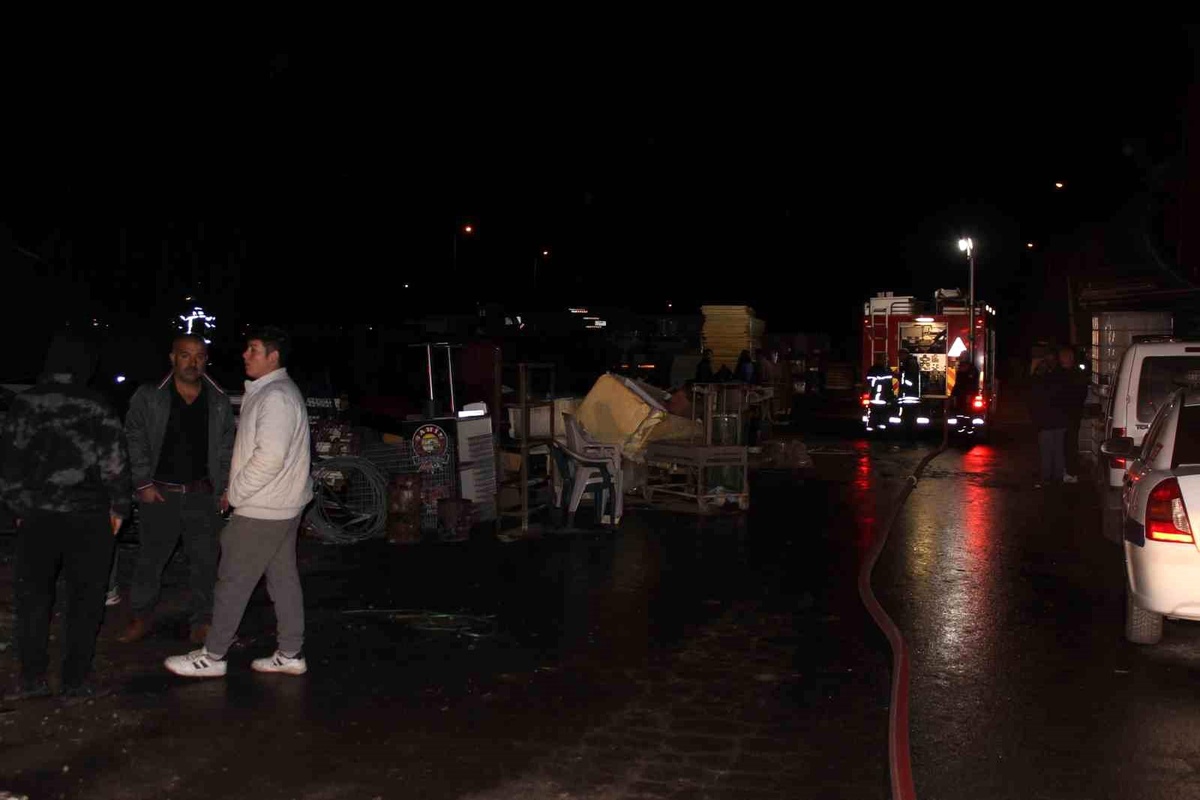 Kayseri\'deki Hurdalıkta Çıkan Yangın İtfaiye Tarafından Söndürüldü