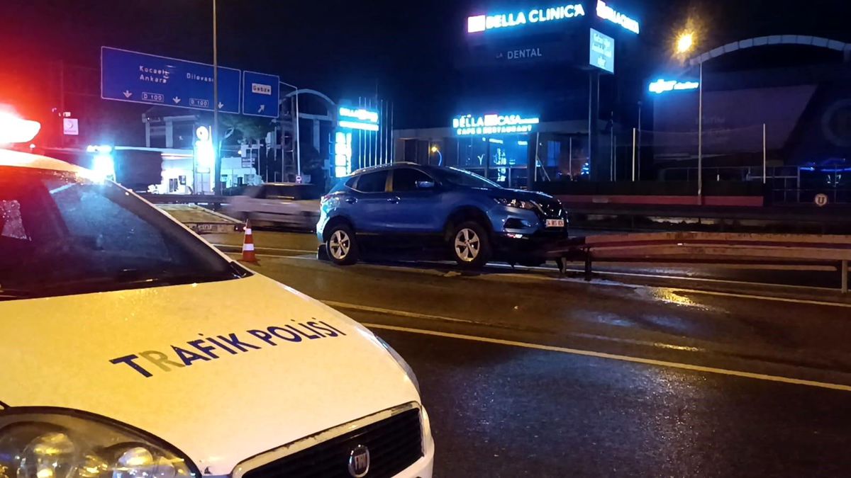 Gebze\'de SUV Tipi Araç Bariyerin Üzerinde Asılı Kaldı