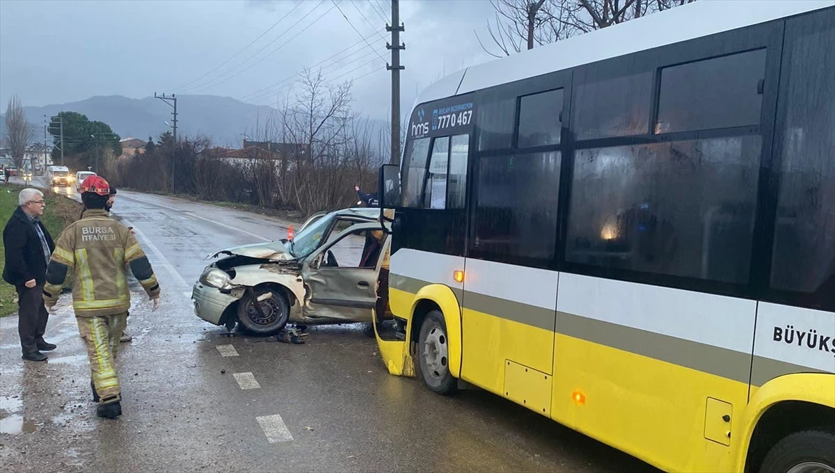 İnegöl\'de Halk Otobüsü ile Otomobil Çarpıştı: 1 Yaralı