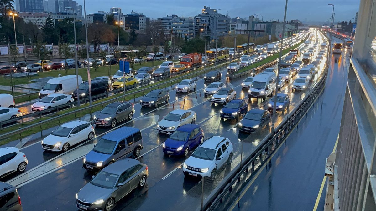İstanbul\'da yağışlı hava nedeniyle sabah saatlerinde trafik yoğunluğu yaşandı
