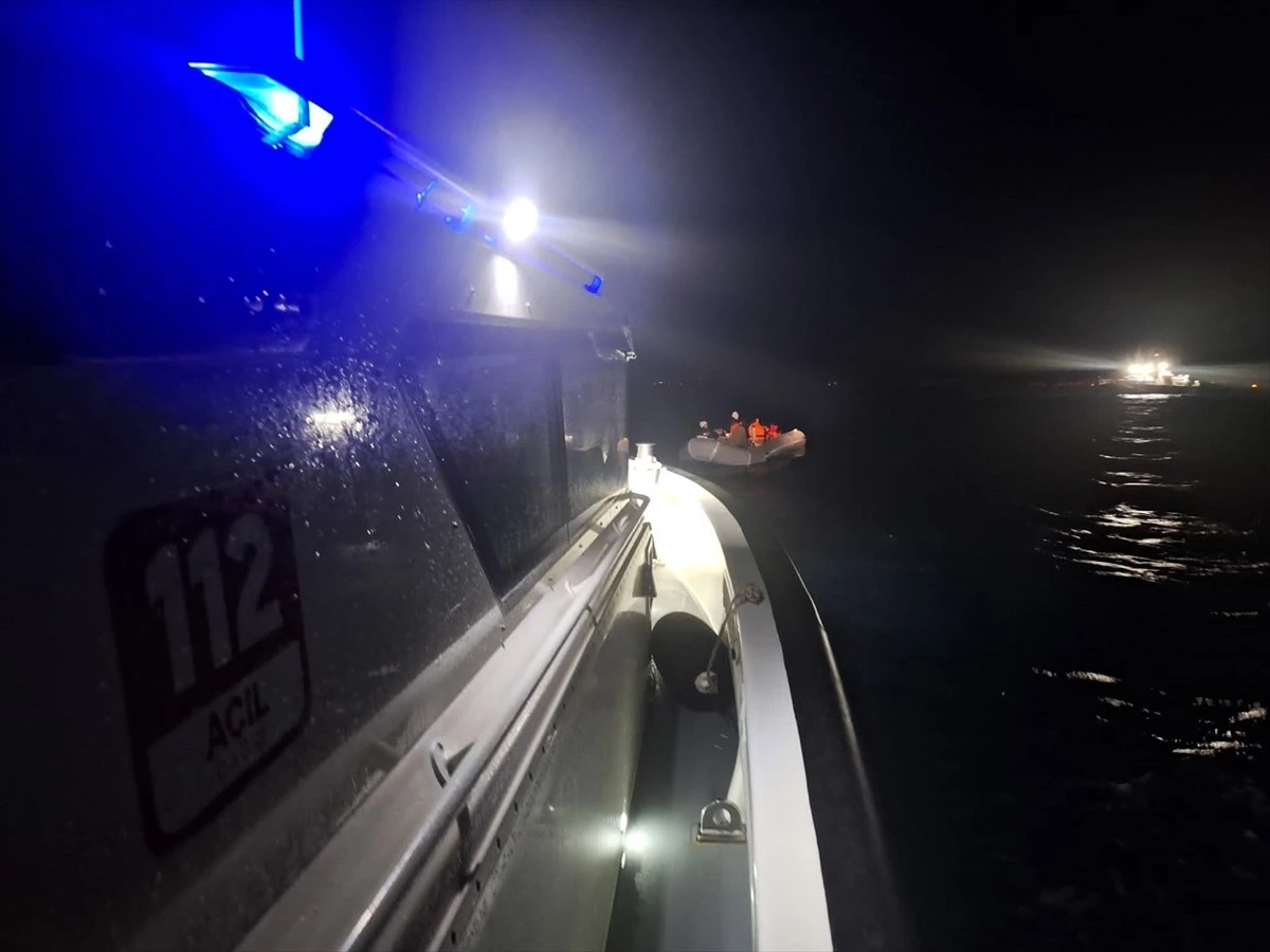 İzmir\'in Menderes ilçesi açıklarında Yunanistan unsurlarınca Türk kara sularına itilen 46 düzensiz göçmen kurtarıldı