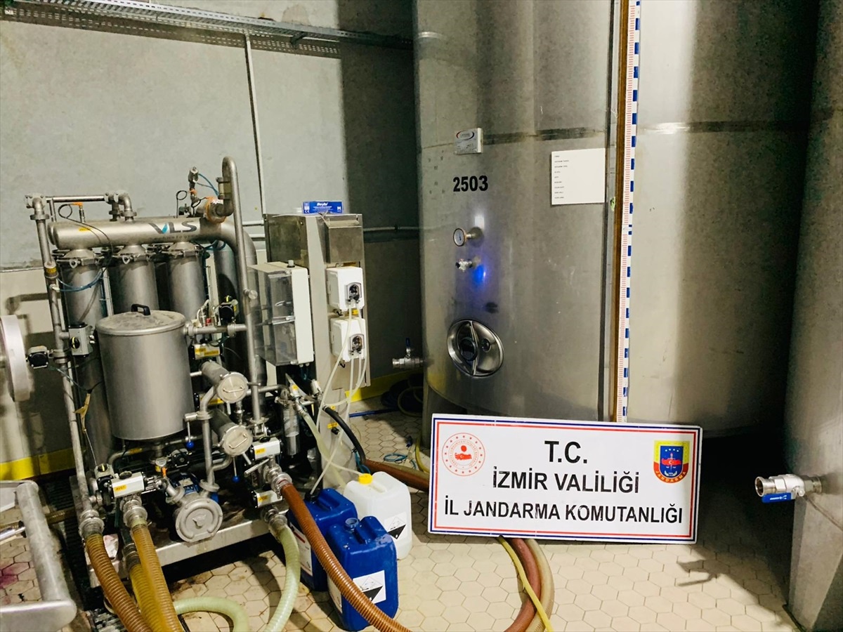 İzmir\'de 5 Bin 800 Litre Sahte İçki Yapımında Kullanılan Etil Alkol Ele Geçirildi