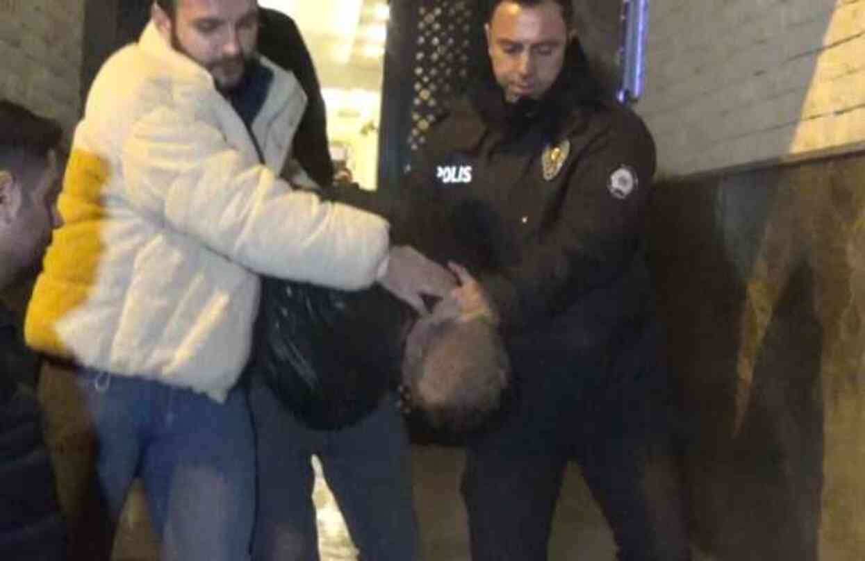 İzmir'de sokaktan kedileri toplayıp, evinde öldürdükten sonra bahçeye atan cani yakalandı İzmir'de sokaktan kedileri toplayıp, evinde öldürdükten sonra bahçeye atan cani yakalandı