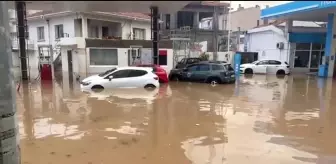 İzmir'i sağanak vurdu: Yollar göle döndü, araçlar suya gömüldü