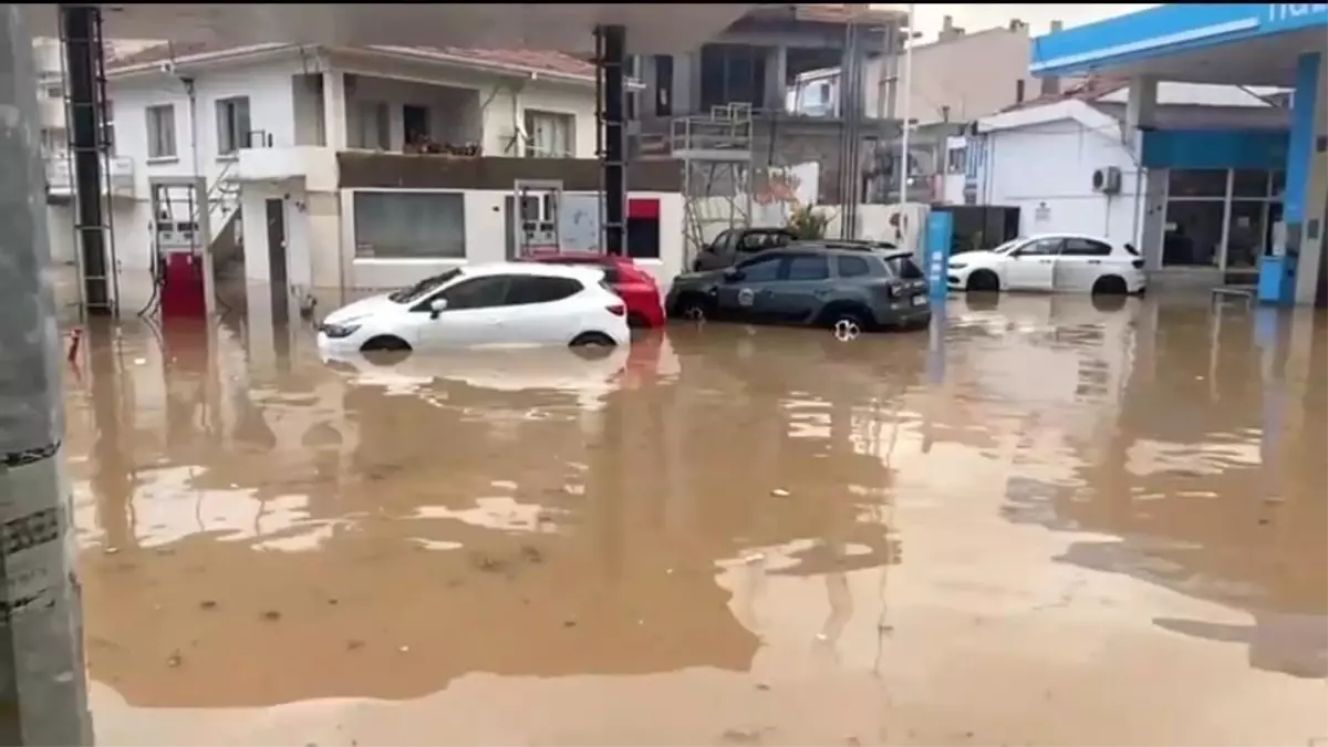 İzmir\'i sağanak vurdu: Yollar göle döndü, araçlar suya gömüldü