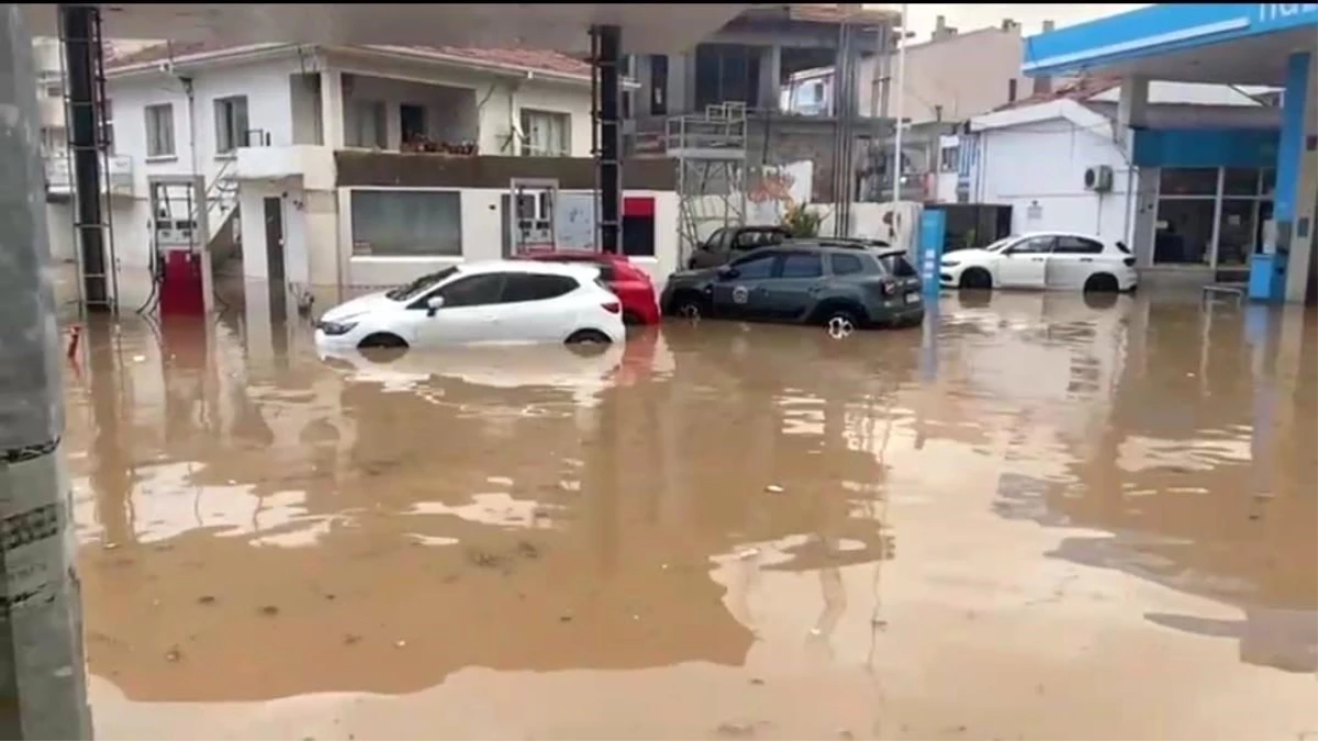İzmir\'de etkili olan sağanak yağış hayatı felç etti