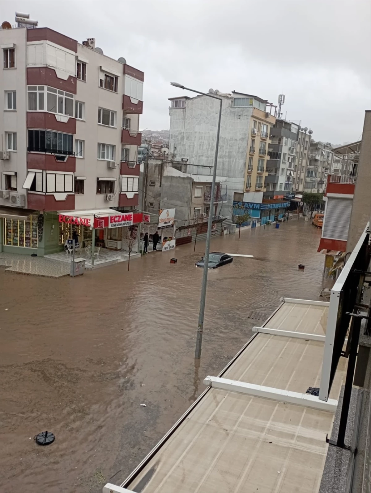 İzmir\'de sağanak sonrası dereler taştı, ev ve iş yerleri su altında kaldı