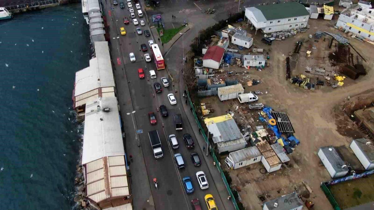 Kadıköy\'de Bostancı Metro İstasyonu çevre düzenlemesi nedeniyle Bağdat Caddesi girişinde tüm şeritler trafiğe kapatıldı