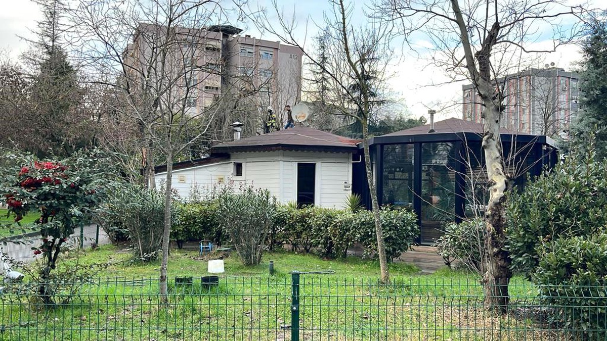 İzmit\'te bir kafenin bacasında çıkan yangın itfaiye ekipleri tarafından söndürüldü