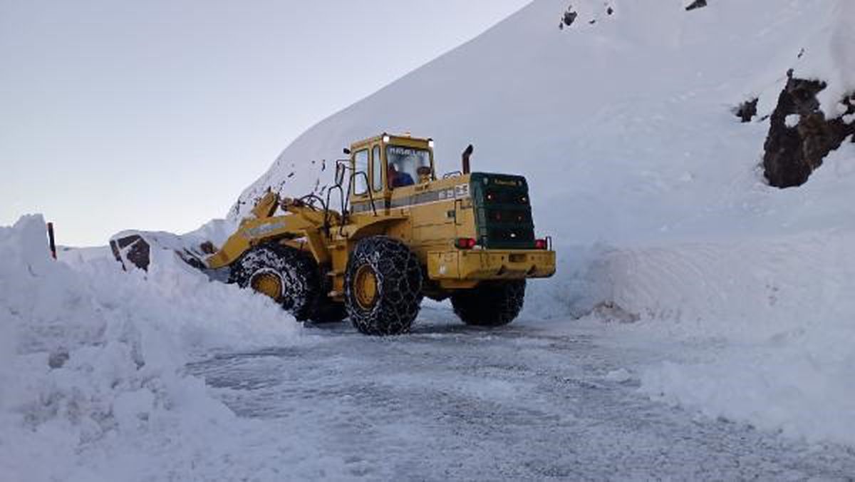 Hakkari-Şırnak kara yolu çığ nedeniyle kapanmıştı, yeniden ulaşıma açıldı