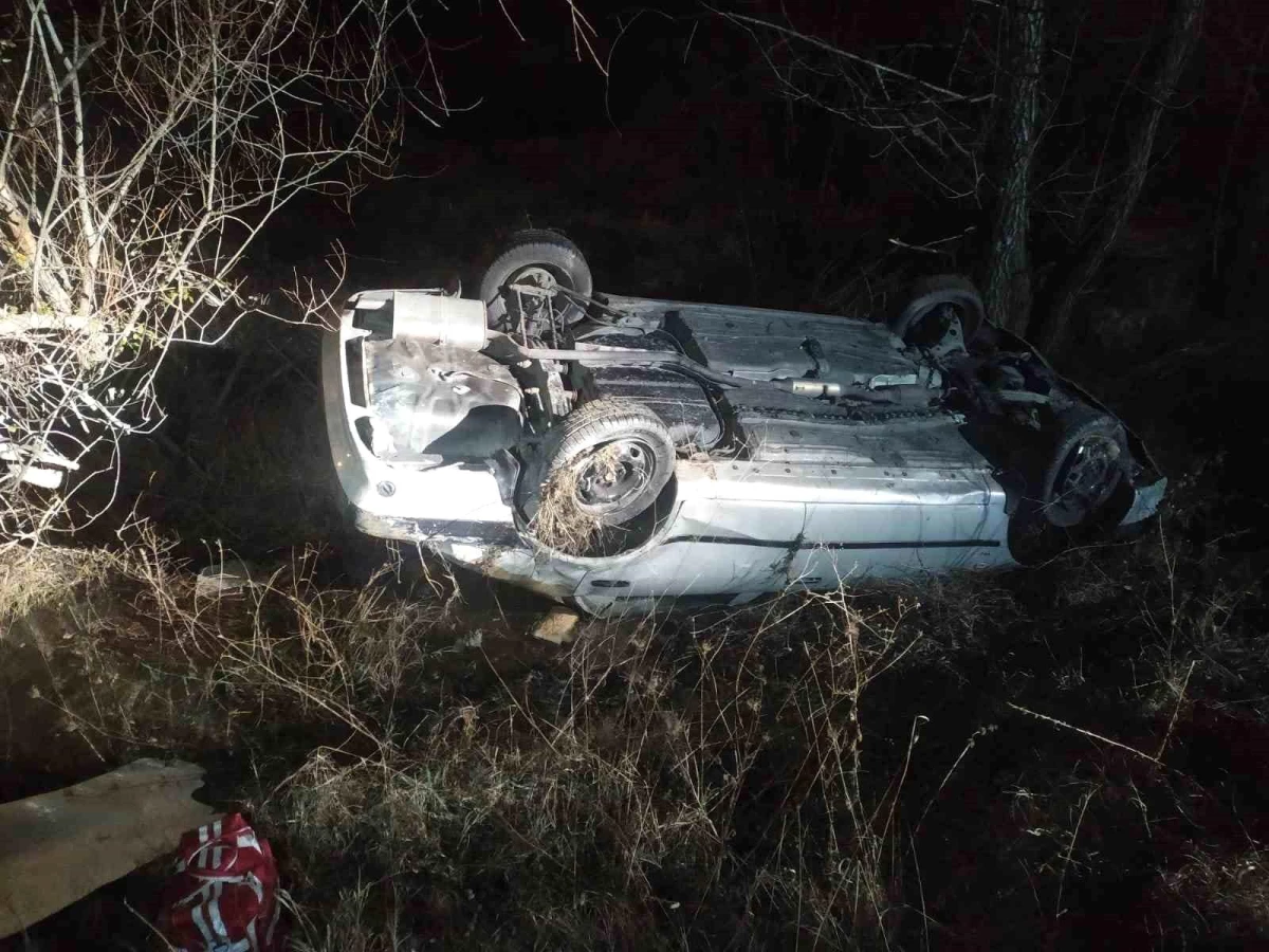 Karabük\'te Otomobil Şarampole Devrildi: 1 Ölü, 1 Yaralı