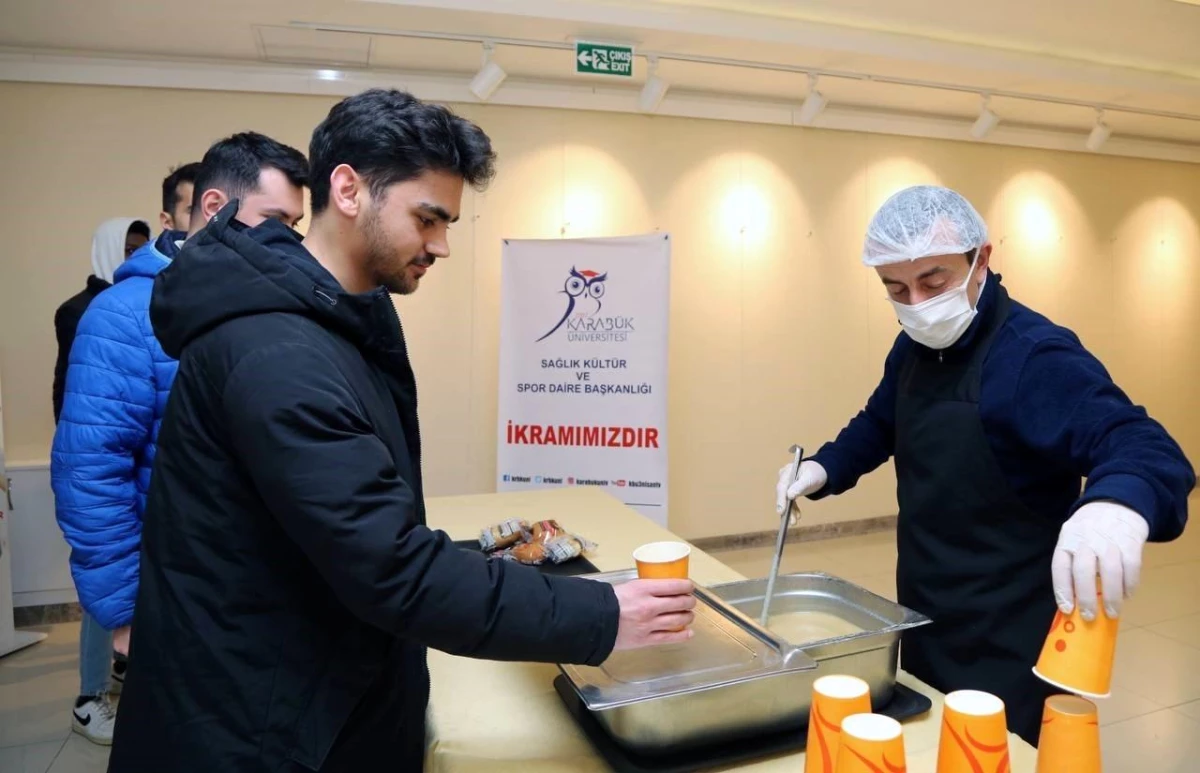 Karabük Üniversitesi, sınav haftasında öğrencilere sıcak çorba ikramında bulundu