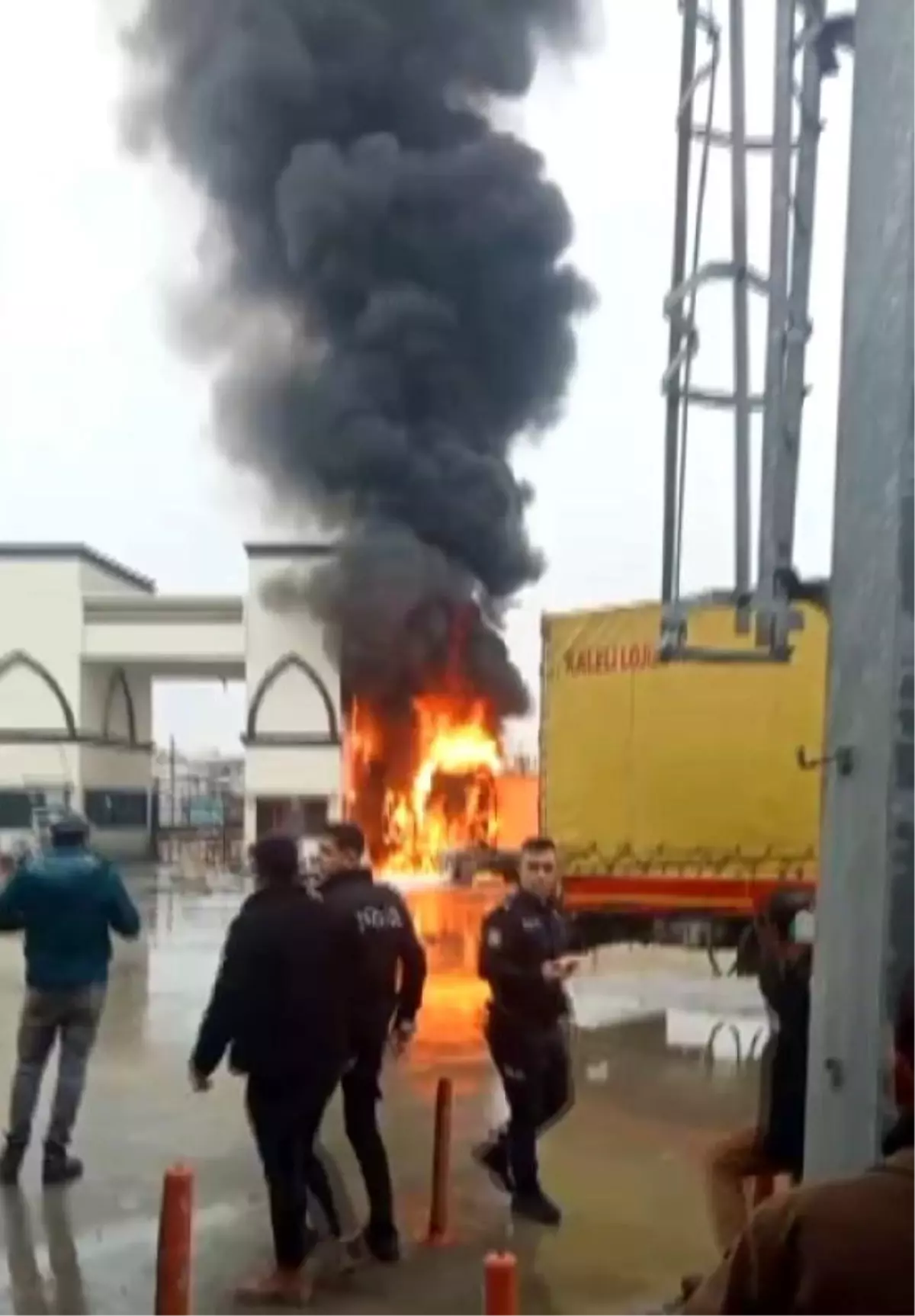 Karkamış Sınır Kapısı\'nda Tır Yangını: Alevler Sınır Kapısına Sıçradı