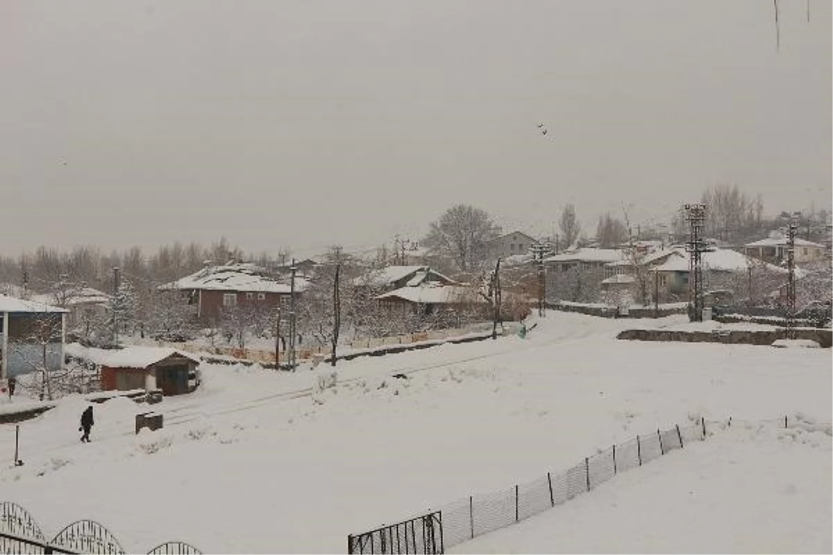 Bingöl\'ün Karlıova ilçesinde kardan kapanan 30 köy yolu açıldı