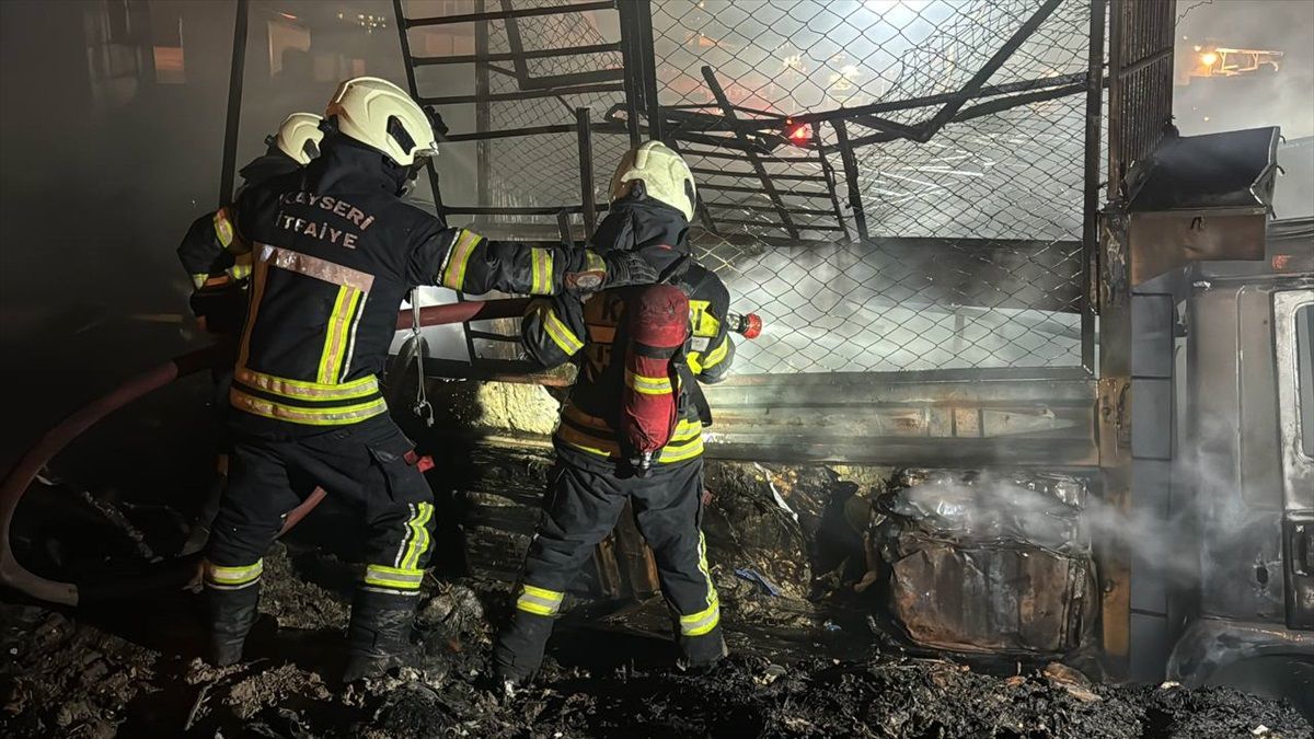 Kayseri\'deki hurdacılar sitesinde çıkan yangın söndürüldü