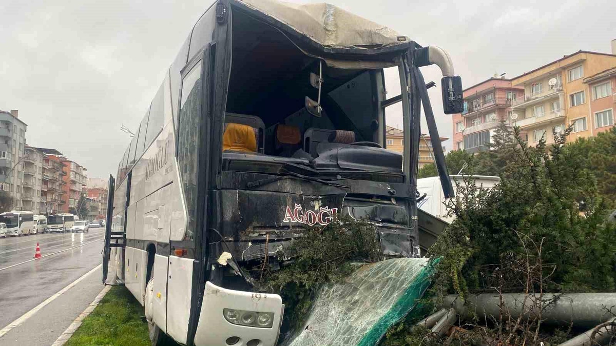 Uşak\'ta servis otobüsü kaza yaptı, kamyon ve otomobile çarptı