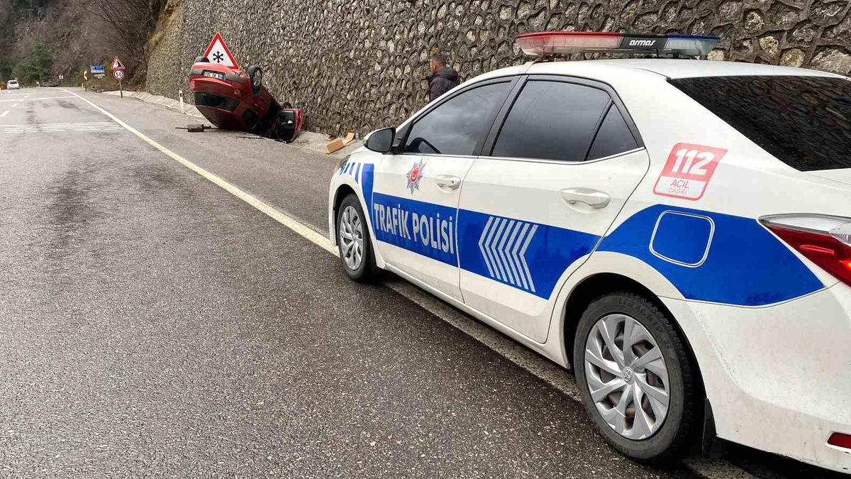Zonguldak\'ta kontrolden çıkan otomobil istinat duvarına çarparak takla attı