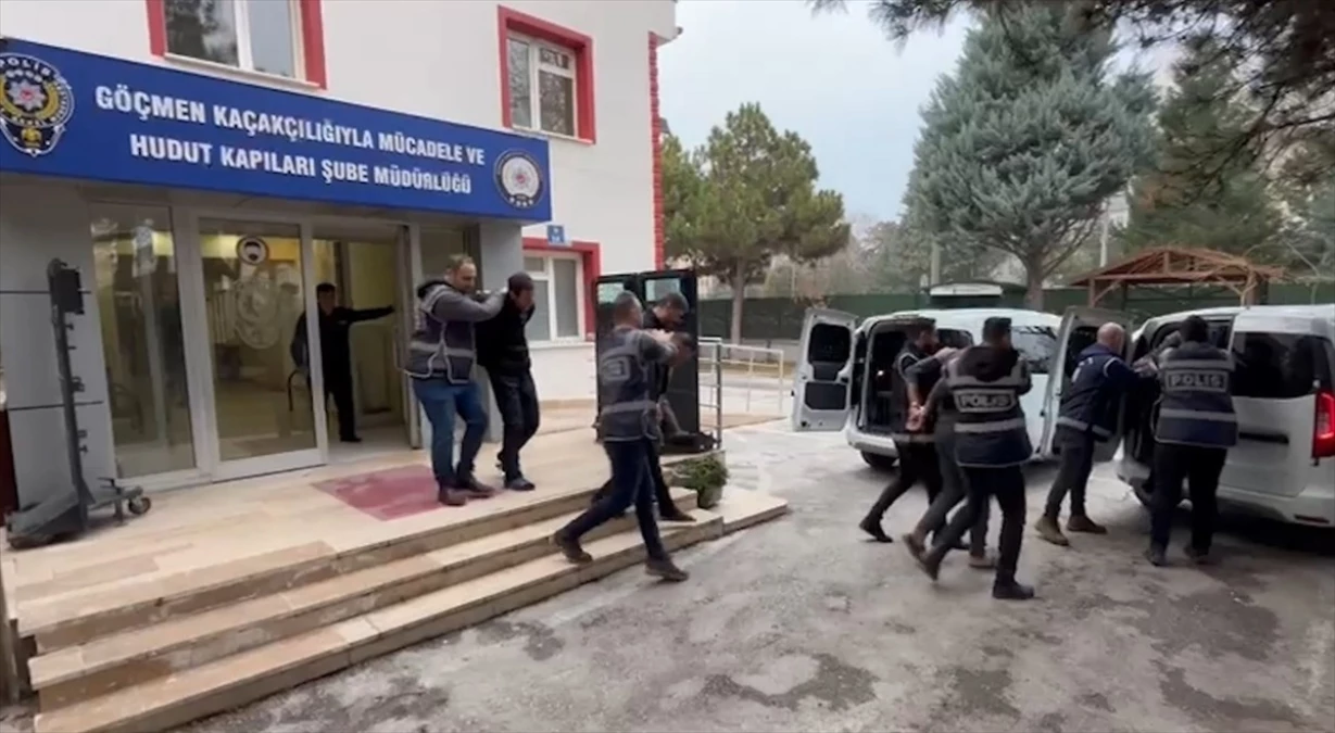 Konya\'da Göçmen Kaçakçılarına Operasyon: 5 Tutuklama