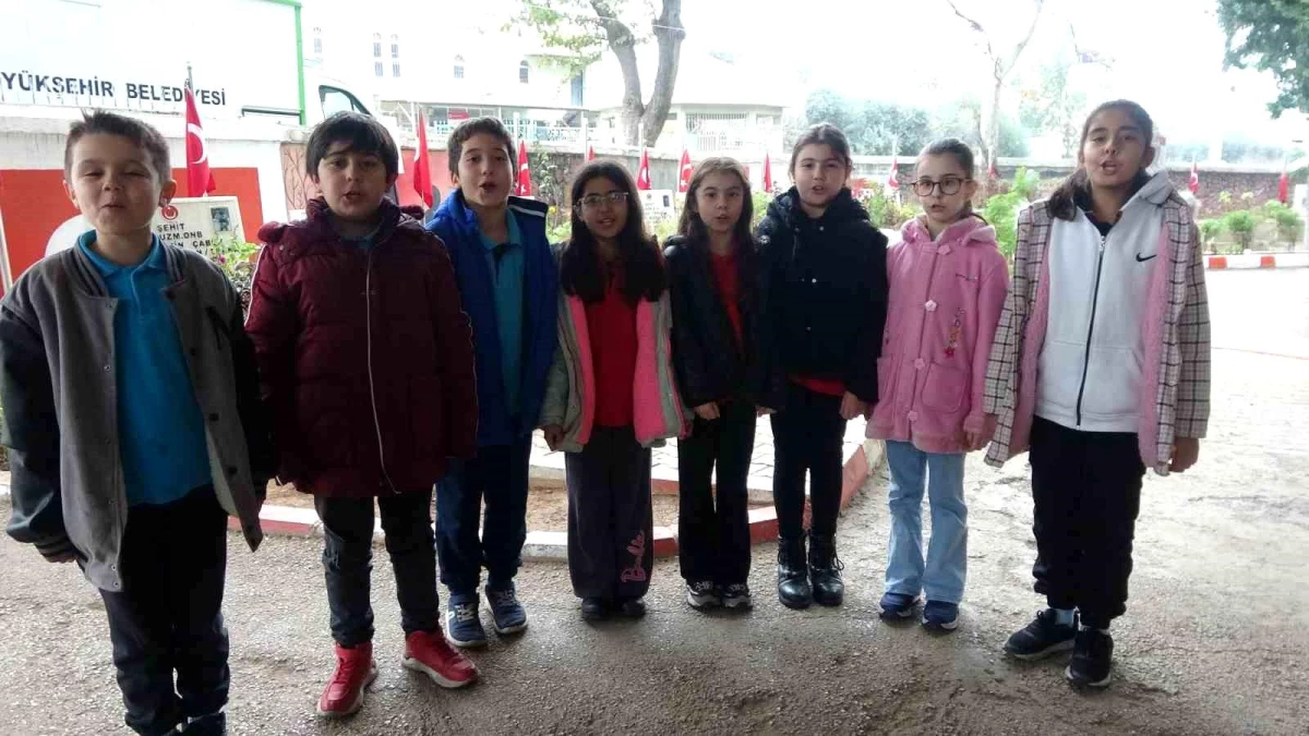 Kozan İlköğretim Okulu Öğrencileri Mehmetçiğe Mektuplarını Teslim Etti