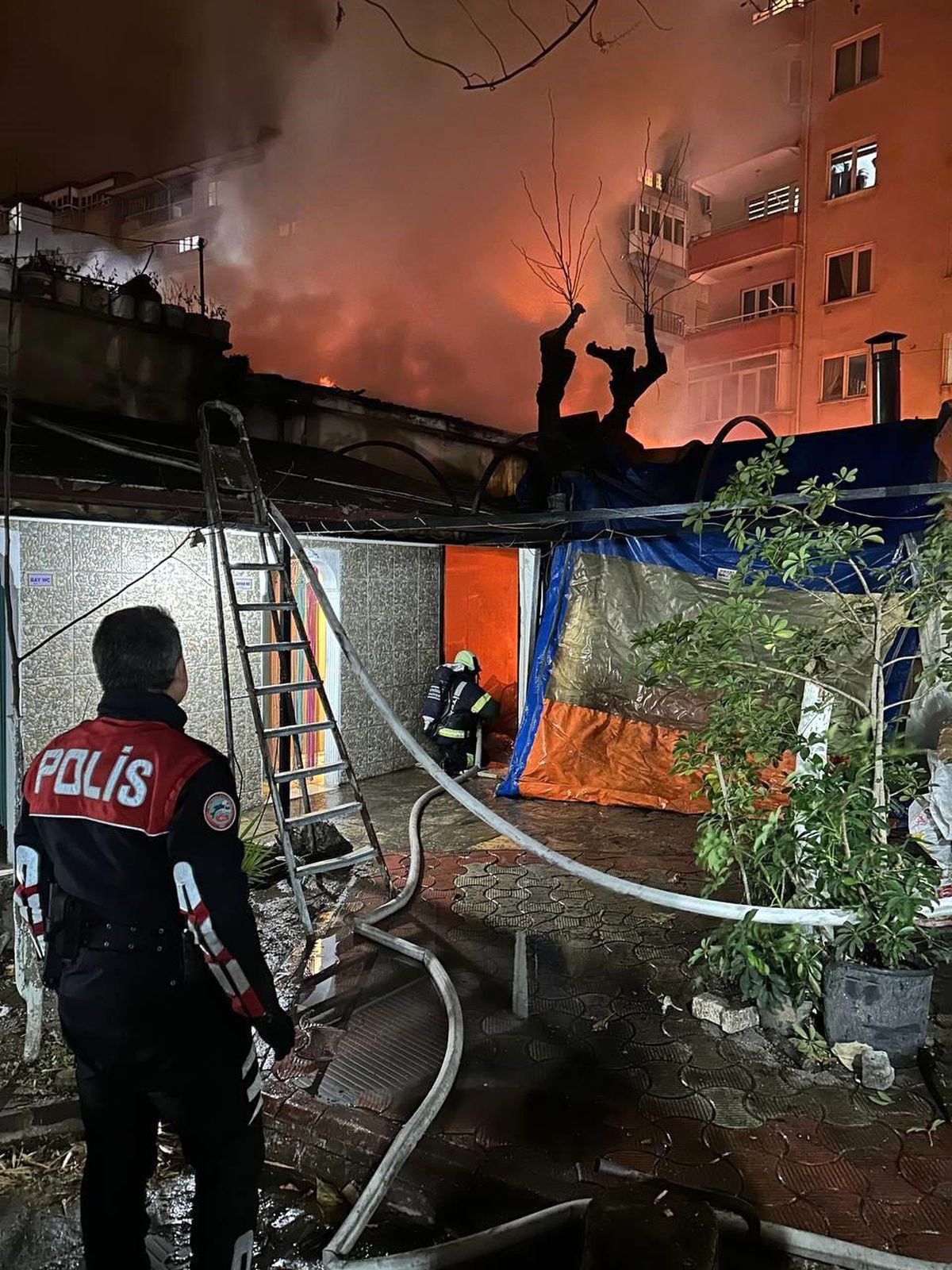 Denizli\'de kullanılmayan eski binada çıkan yangın kısa sürede söndürüldü