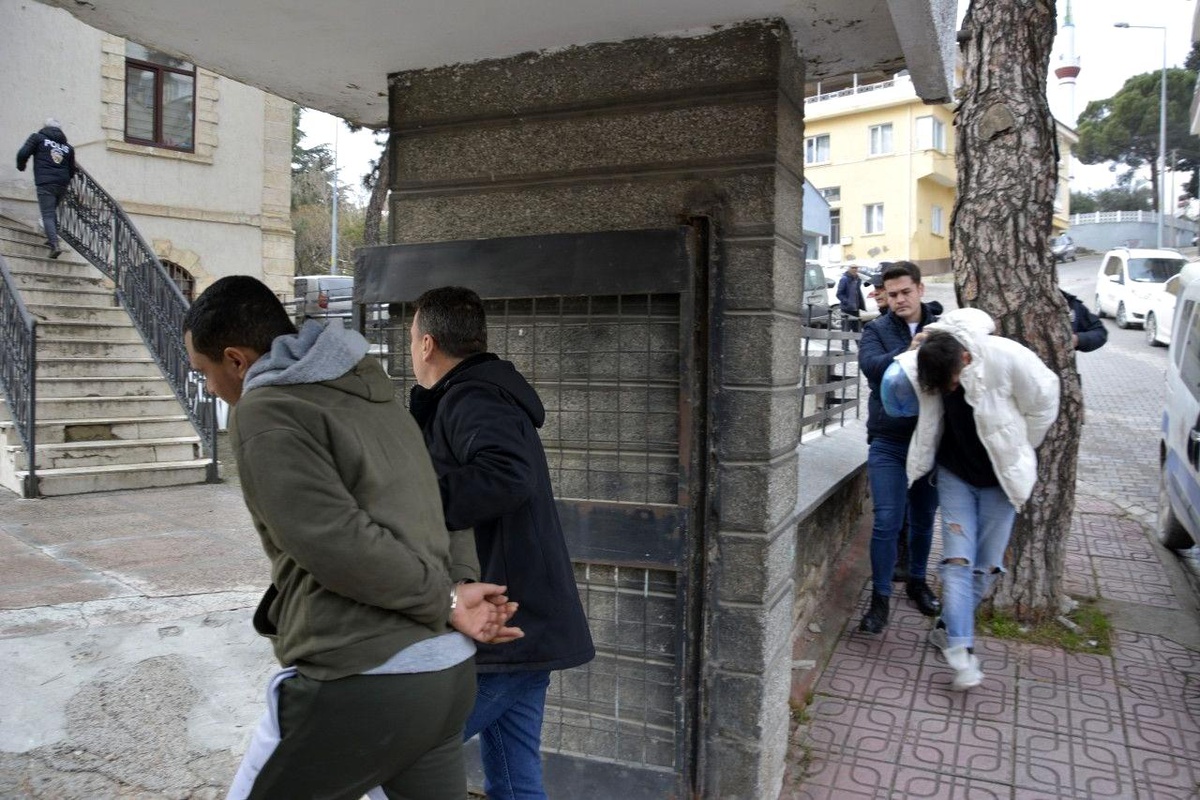 Demirci\'de Kuyumcuya Hırsızlık Girişimi: 5 Şüpheli Yakalandı