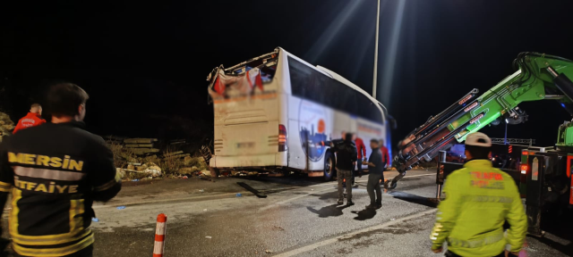 Mersin'de bariyerlere çarpan yolcu otobüsü takla attı! 9 kişi öldü, 30 kişi yaralandı