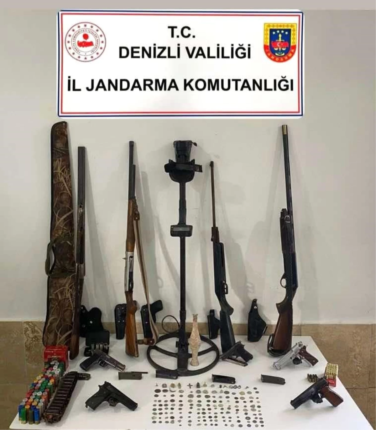 Denizli\'de Jandarma Operasyonunda Silah ve Tarihi Objeler Ele Geçirildi