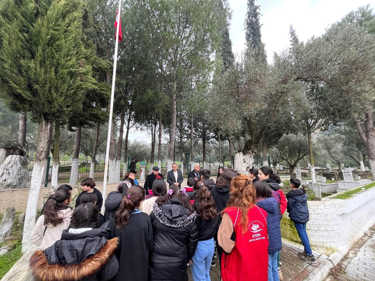 Aydın\'da Kardeşköy Ortaokulu öğrencileri şehitlik ziyaretleri gerçekleştirdi