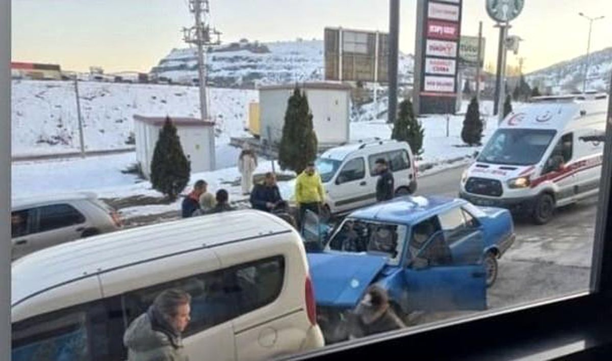 Bozüyük\'te 3 otomobil ve 1 kamyonetin karıştığı kazada 2 kişi yaralandı