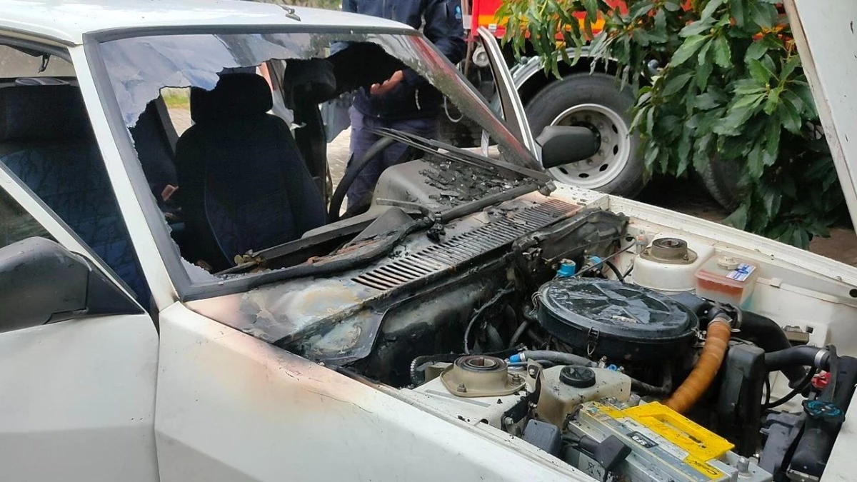 Antalya\'da park halindeki otomobilin motor bölümü yandı