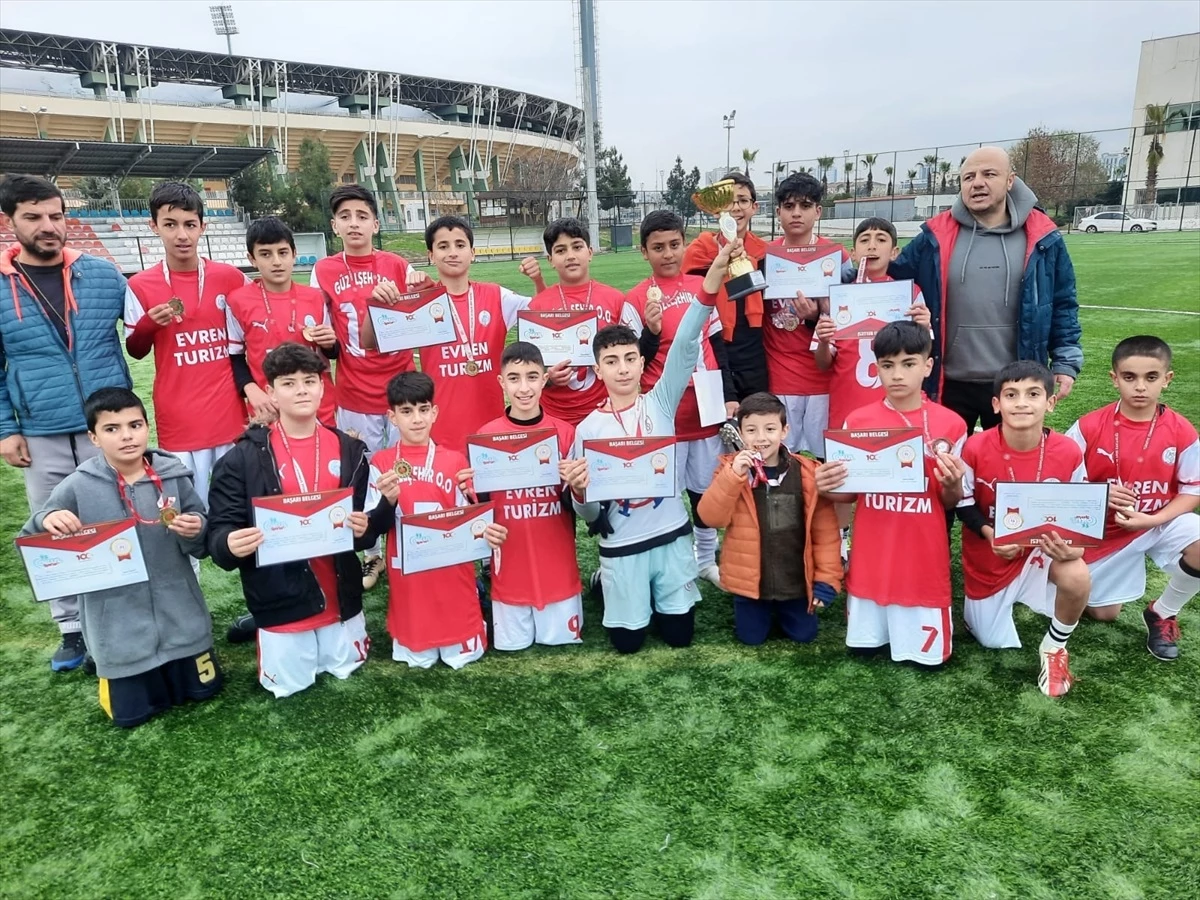 Şanlıurfa\'da Karaköprü Güzelşehir Şehit Mahmut Tekke Ortaokulu yıldız erkekler futbol turnuvasında birinci oldu