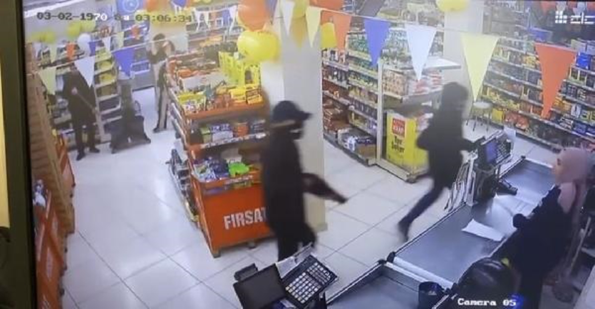 Sultangazi\'de maskeli şüpheliler market soygunu girişiminde bulundu